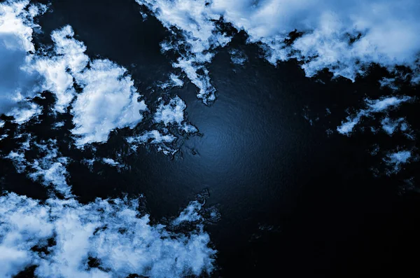 Buz dokusu. Siyah ve mavi buz dokusu. Donmuş suyun buz dokusu. Donmuş suyun mavi buzu.