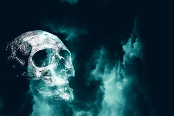 Cráneo Humano Cielo Nocturno Horror Fondo Halloween Diseño Póster Papel —  Fotos de Stock