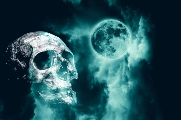 骷髅和月亮人的头骨和月亮在夜空中 恐怖和万圣节的背景 印刷品的设计 — 图库照片
