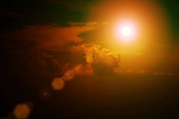 Dramatische Sonnenuntergangsstrahlen Durch Einen Wolkenverhangenen Dunklen Himmel Stürmischer Himmel Mit — Stockfoto