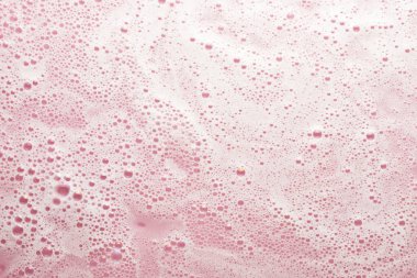 Pembe arka planda köpük köpükleri.