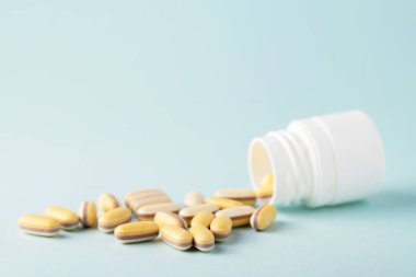 İlaç şişesinden düşen ilaç ya da vitaminler. Biyolojik olarak aktif katkı maddeleri