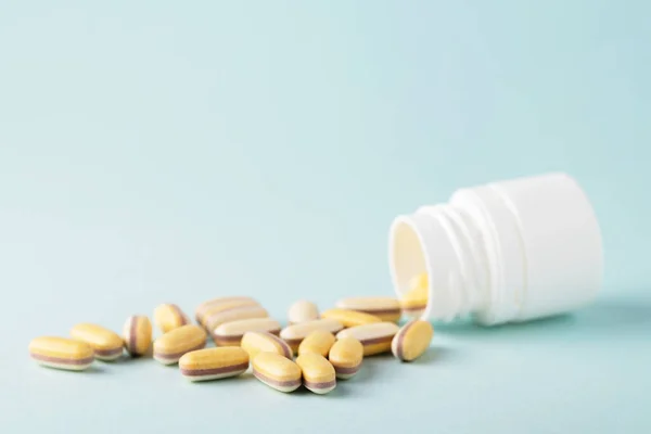 Медичні Таблетки Або Вітаміни Випадають Пляшки Ліків Біологічно Активні Добавки — стокове фото