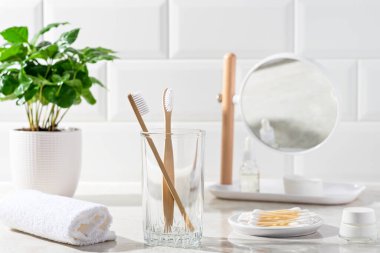 Banyo aksesuarları. Diş fırçası, ayna, havlu, pamuklu bez, yüz kremi..