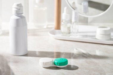 Kontak lensler için aksesuarlar. Konteynır, çözüm, kontak lensler için cımbız.