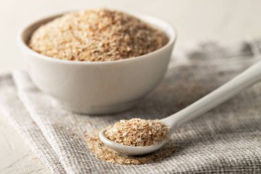 Bir kaşık dolusu Psyllium kabuğu masanın üstünde. Beslenme takviyesi, süper yemek..