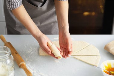 Bir kadın mutfakta reçelli simit pişiriyor. Kendi ellerinle tatlı hamur işi