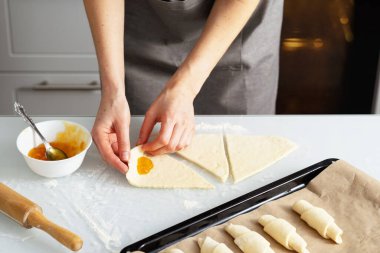 Bir kadın mutfakta reçelli simit pişiriyor. Kendi ellerinle tatlı hamur işi