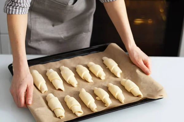 Bir Kadın Mutfakta Reçelli Simit Pişiriyor Kendi Ellerinle Tatlı Hamur — Stok fotoğraf