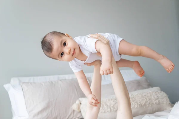 Handen Van Moeder Houden Baby Lucht Een Maanden Oude Baby — Stockfoto