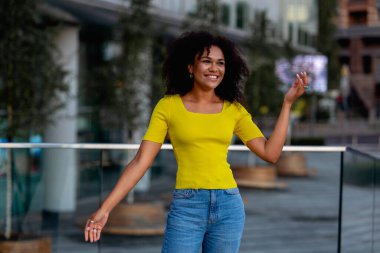  Sarı tişörtlü güzel kız.