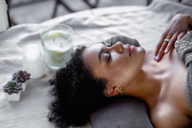  güzel kızın rahatlatıcı Spa