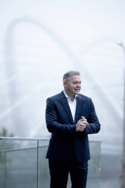 Sokak lambasında yetişkin erkek portresi