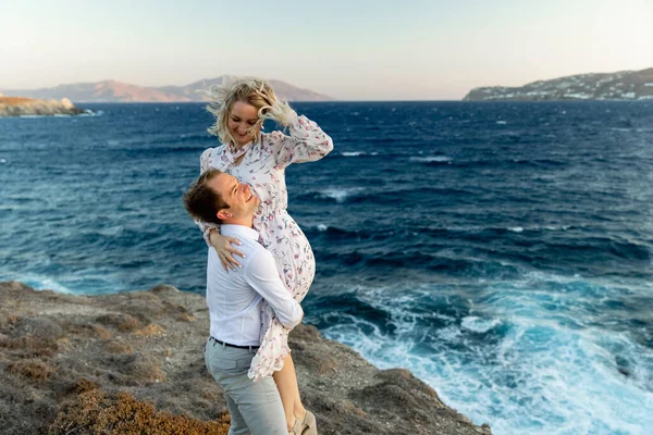 Romantisches Paar, das am Meer ruht — Stockfoto
