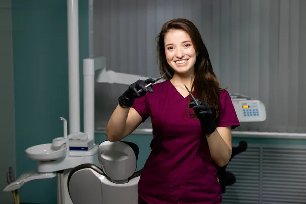 Mulher bonita médico com equipamentos odontológicos em odontologia — Fotografia de Stock