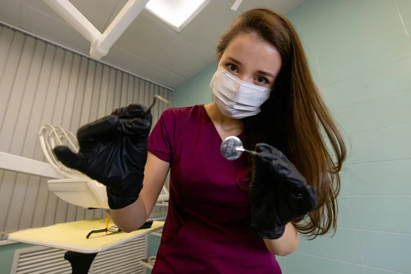 Mulher bonita médico com equipamentos odontológicos em odontologia — Fotografia de Stock