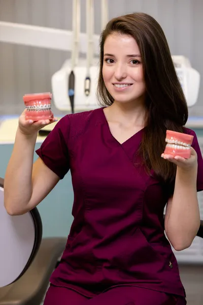 Mulher bonita médico com equipamentos odontológicos em odontologia — Fotografia de Stock