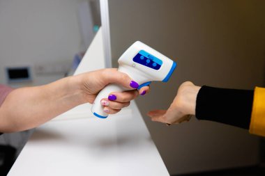 Ofisin girişinde vücut ısısını kontrol ediyorum. Kapalı