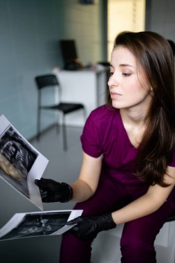 Diş hekimliği alanında çalışan güzel bir kadın doktor.