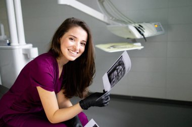 Diş hekimliği alanında çalışan güzel bir kadın doktor.