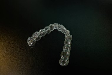 Gece bekçisi diş macunu koruması karanlık arka planda izole edilmiş.