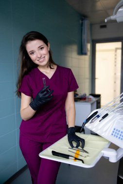 Diş hekimliği alanında çalışan güzel bir kadın doktor.