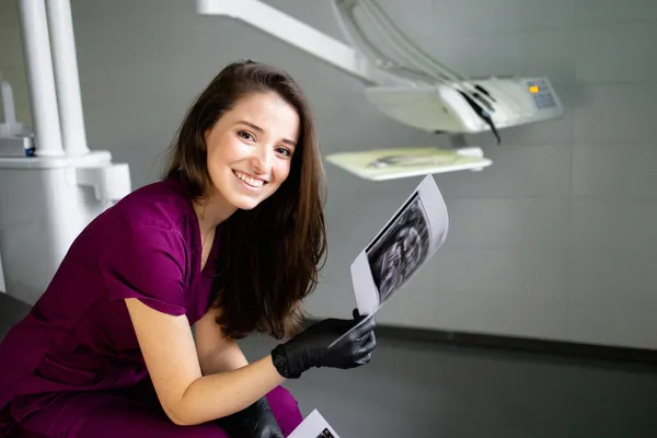 Piękna kobieta lekarz ze sprzętem dentystycznym w stomatologii — Zdjęcie stockowe