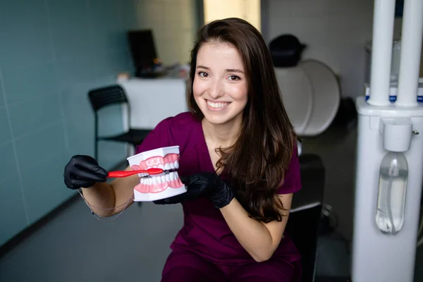 Mulher bonita médico com equipamentos odontológicos em odontologia — Fotografia de Stock