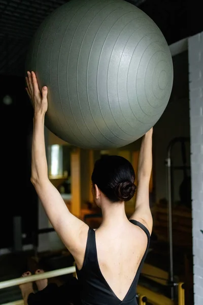 Femme sportive faisant pilates tonifiant exercice avec la balle — Photo