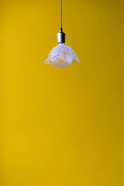 Люстра на жовтому фоні і мінімальний стиль — стокове фото