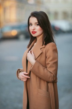 Mantolu kız gün doğumunda sokakta