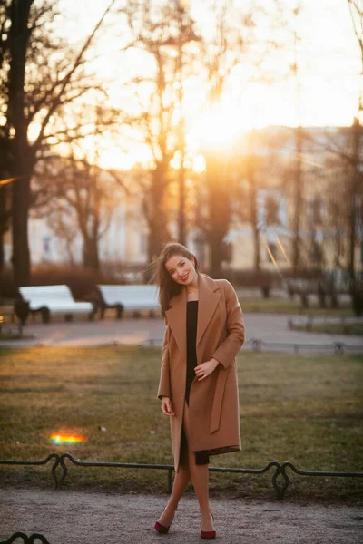 Fată în haină pe stradă la răsăritul soarelui — Fotografie, imagine de stoc