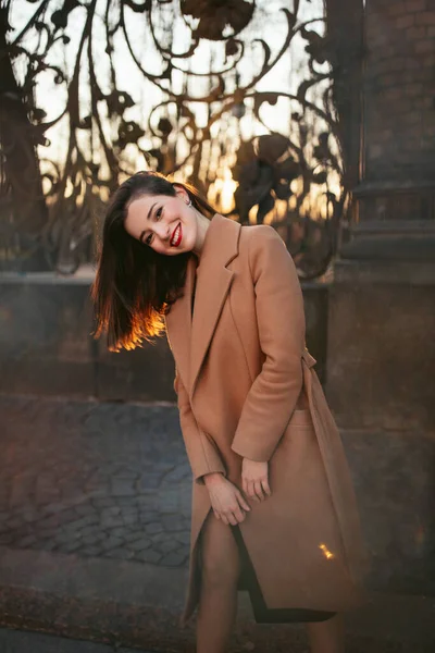 Fille en manteau dans la rue au lever du soleil — Photo