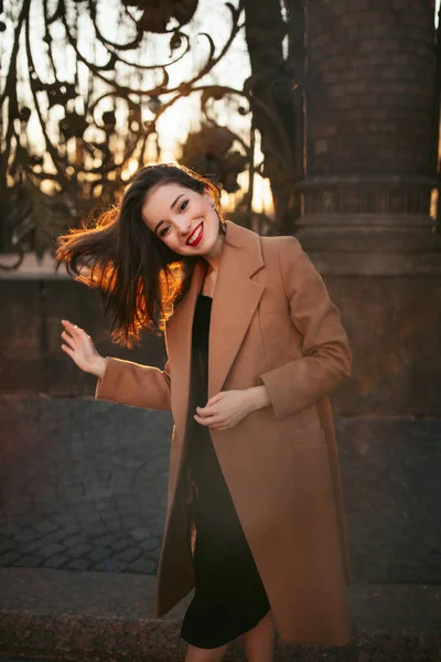 Menina de casaco na rua ao nascer do sol — Fotografia de Stock