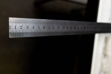  Siyah zemin üzerinde numaralar olan demir cetvel