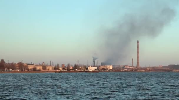 Una vista lejana de la gran fundición Azovstal con pipas humeantes. Problema ecológico de la contaminación del aire y del medio ambiente en las grandes ciudades. Ciudad ucraniana de Mariupol. — Vídeos de Stock