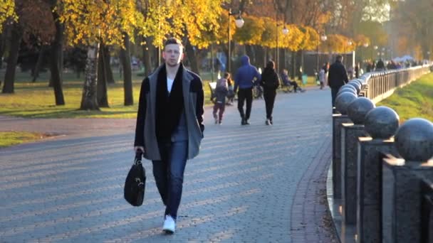 Stílusos Jóképű Fiatal Kaukázusi Férfi Sétál Töltésen Munka Után Egy — Stock videók