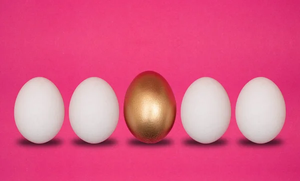 Concept Individuality Choices One Golden Egg White Eggs Pink Background — Foto de Stock
