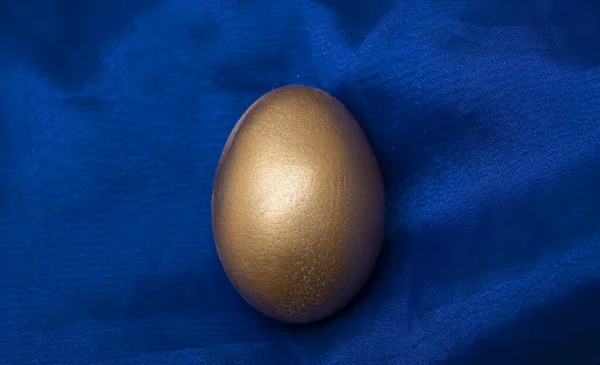 Golden Egg Micro View Blue Velvet Background — Foto de Stock