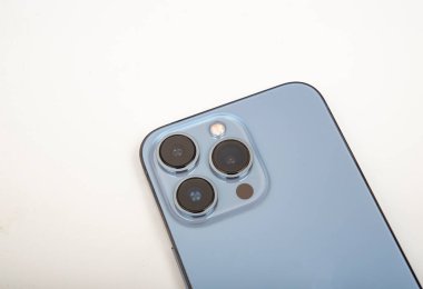 Akıllı telefon dijital kameraları beyaz arkaplanda izole edilmiştir.