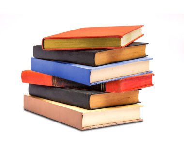 yığın üzerinde beyaz izole renkli kitap.