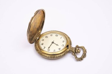 Beyaz arkaplanda klasik altın kolye.