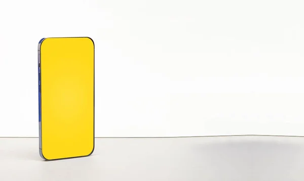 バナー上の黄色の画面で隔離されたスマートフォン — ストック写真