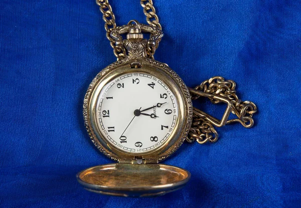 Vintage Taschenuhr Auf Blauem Stoff Zeitkonzept — Stockfoto