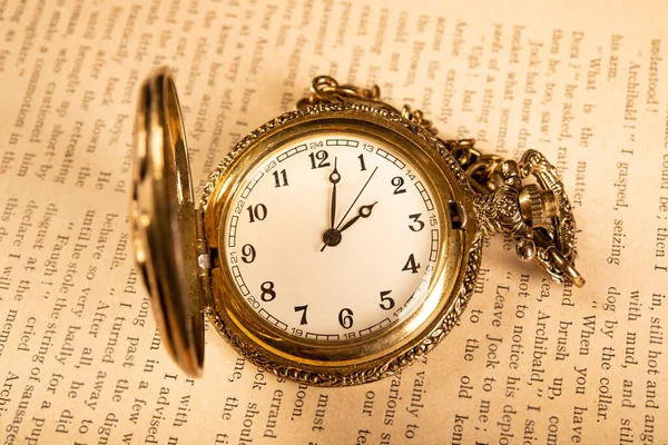 Relógio Bolso Antigo Vintage Com Moldura Ouro — Fotografia de Stock
