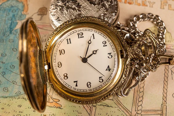 Relógio Bolso Vintage Com Mapa Palavras Fundo — Fotografia de Stock