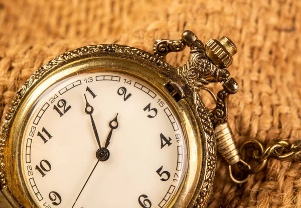 Çuval Arkaplanındaki Klasik Cep Saati Kolyesi — Stok fotoğraf