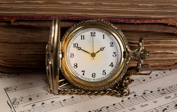 Livros Antigos Relógio Bolso Fundo Música — Fotografia de Stock