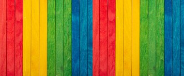 Renkli ahşap çubuktan gökkuşağı Duvar kağıdı yapıyor.