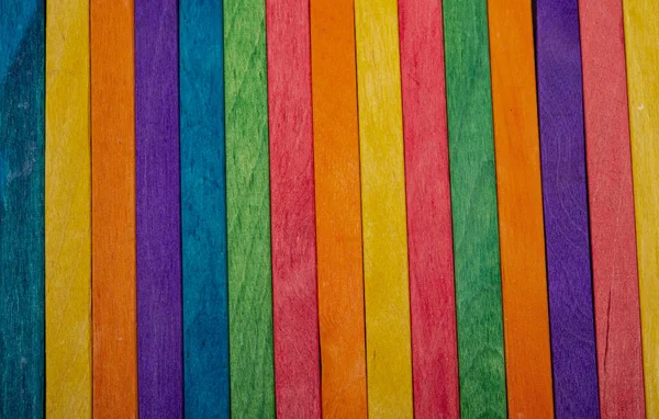 Çubuklarla yapılmış renkli ahşap doku arkaplanı.